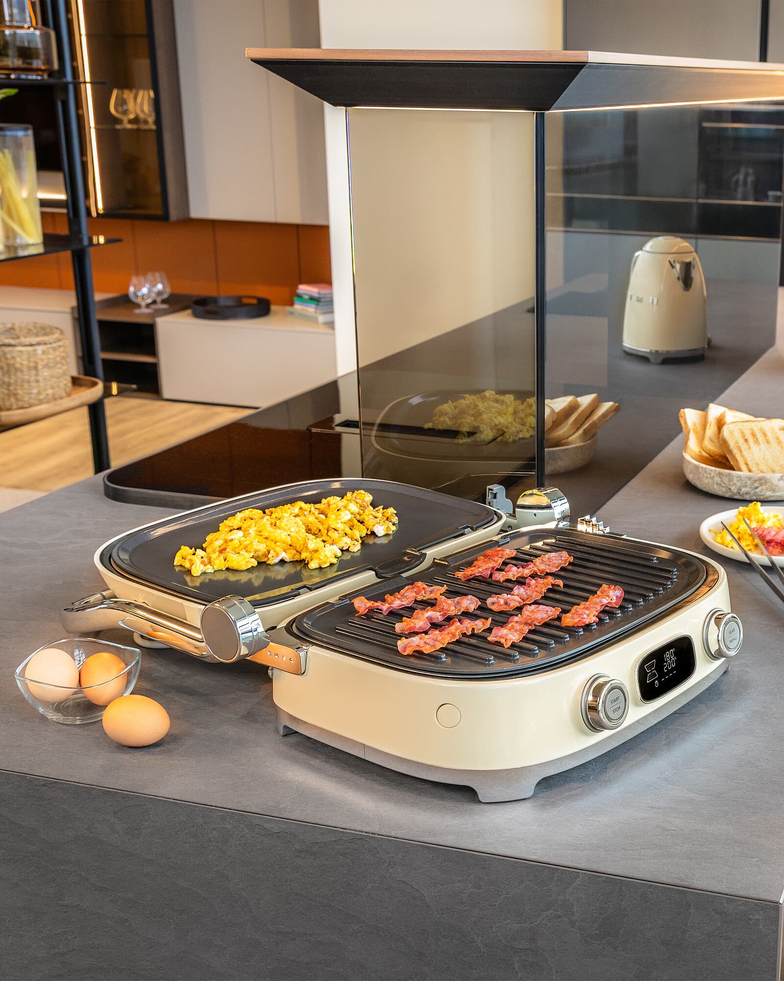 SMEG MGF01BLEU Multiuse Grill zwart (afbeelding 2 van 3)