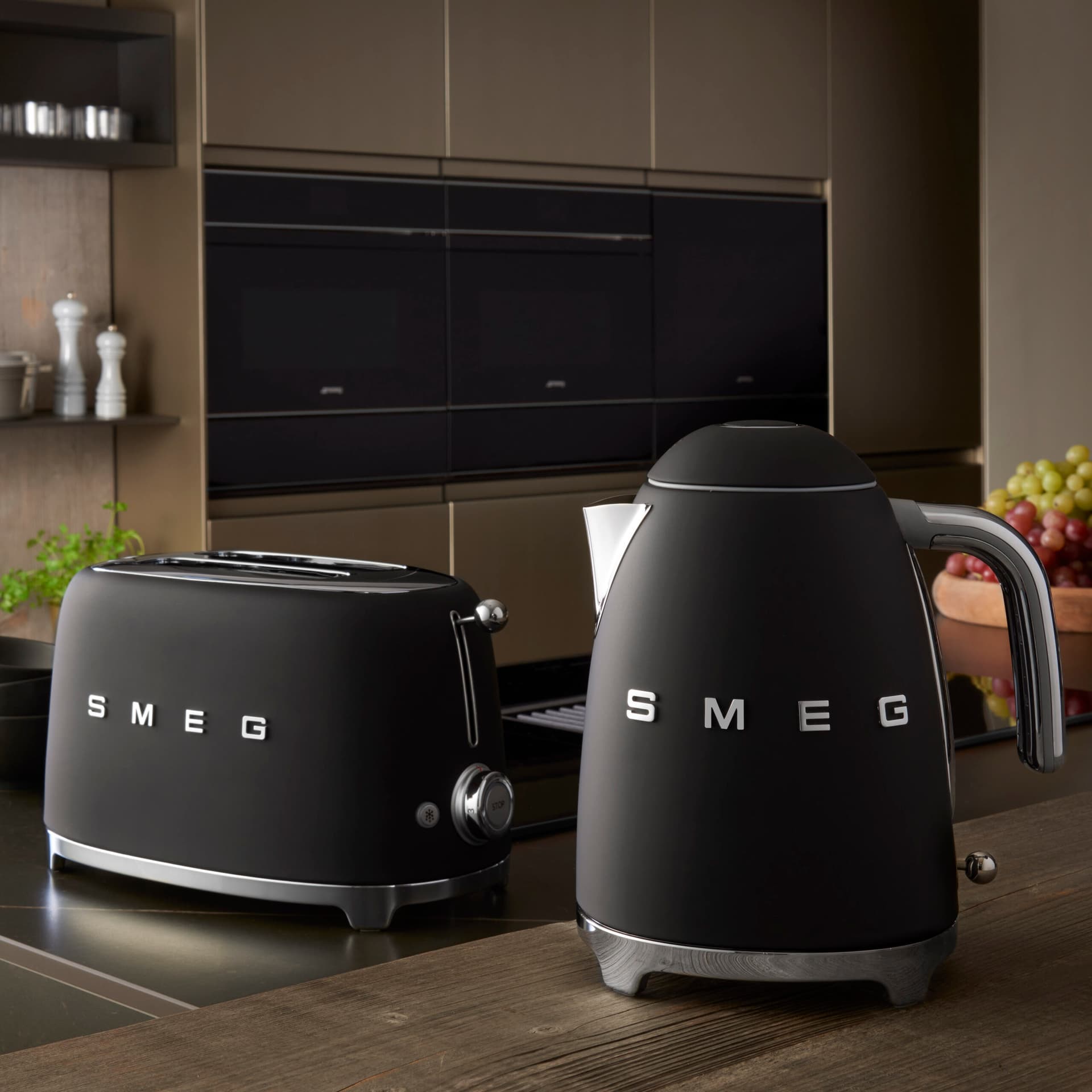 SMEG KLF03BLMEU waterkoker mat zwart (afbeelding 2 van 2)