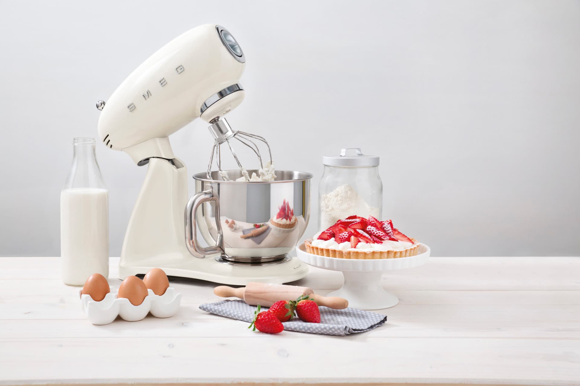 SMEG SMF05RDEU keukenmachine rood (afbeelding 4 van 5)