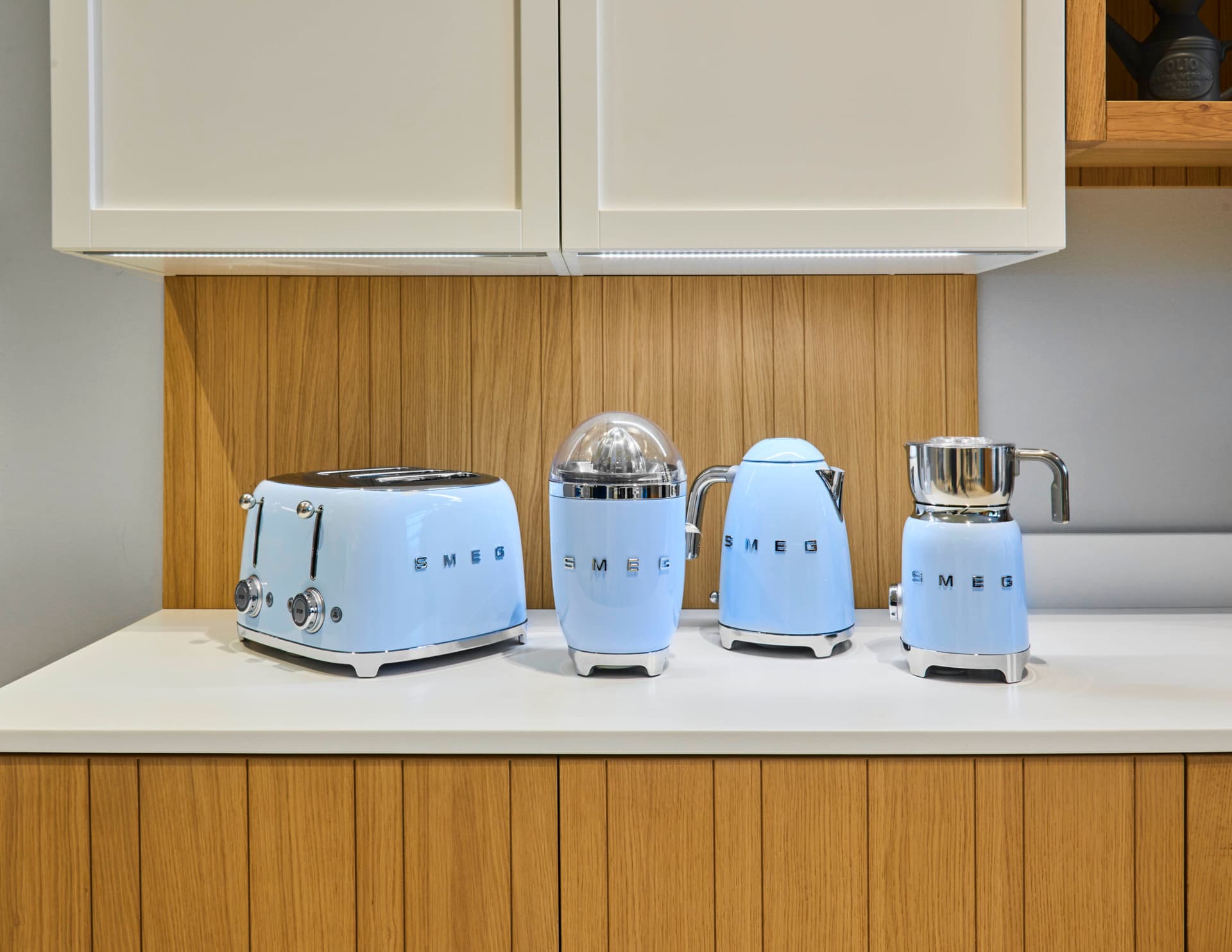 SMEG CJF11PBEU citruspers pastelblauw (afbeelding 2 van 2)