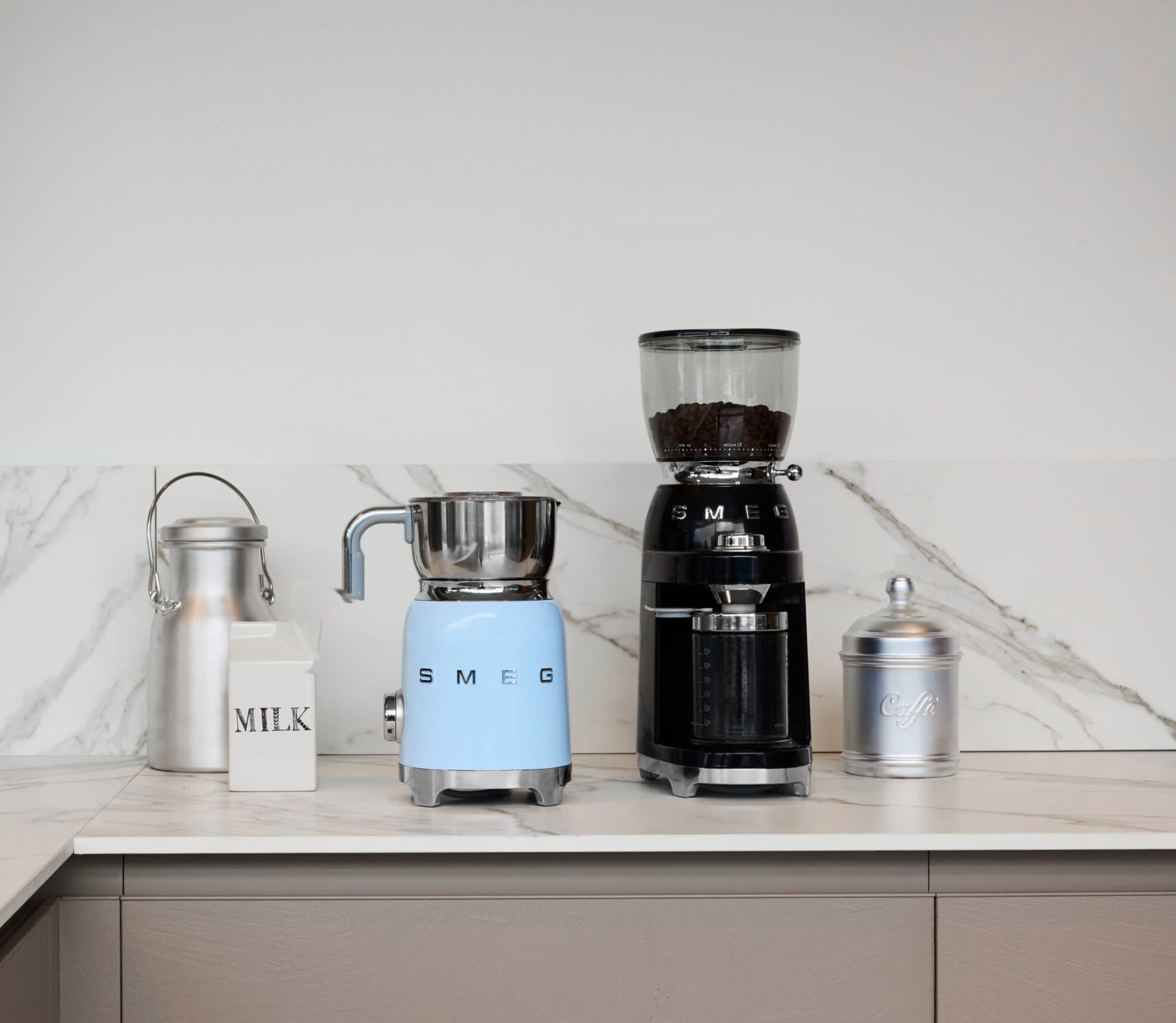 SMEG MFF11BLEU melkopschuimer zwart (afbeelding 2 van 2)