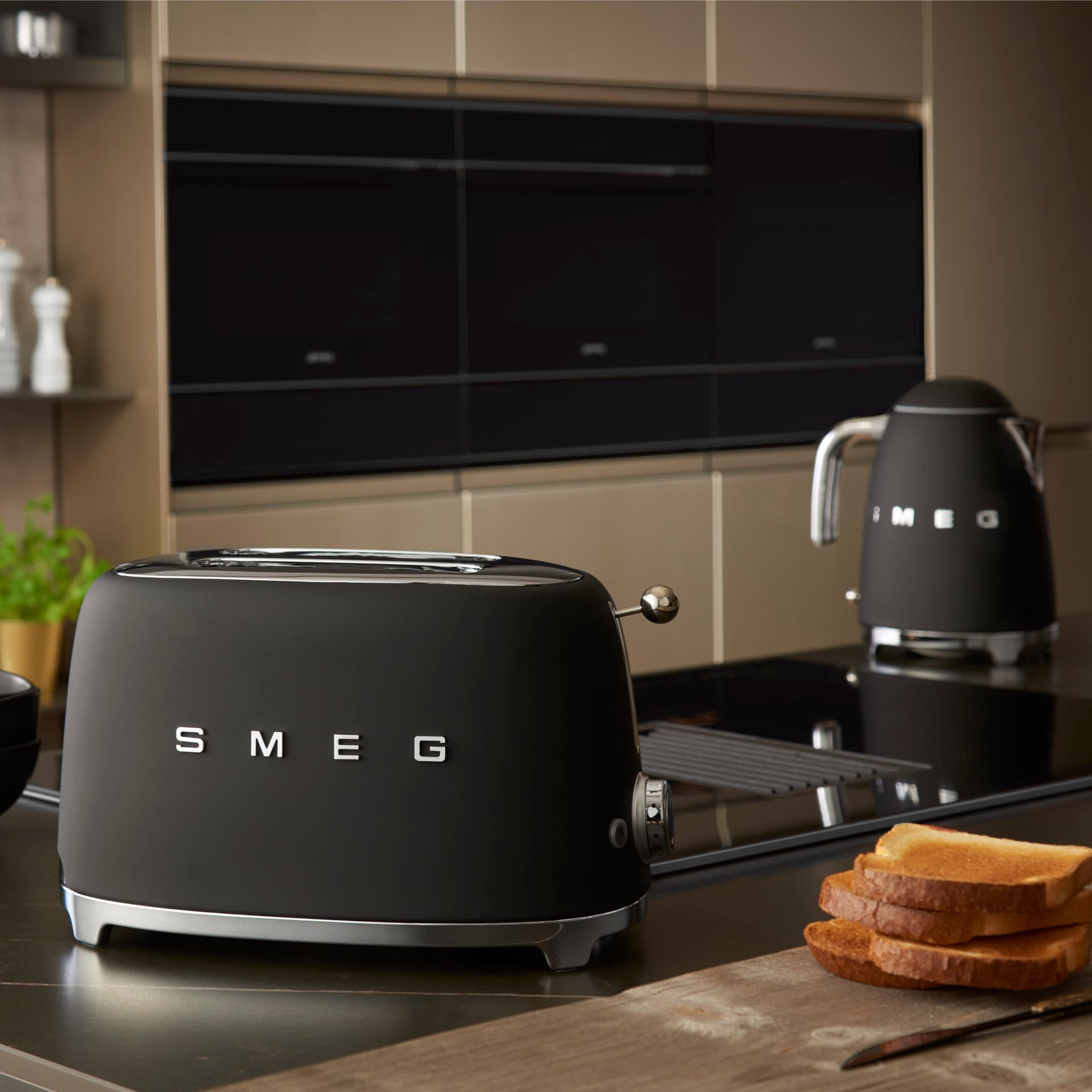 SMEG TSF01BLMEU broodrooster mat zwart (afbeelding 2 van 2)