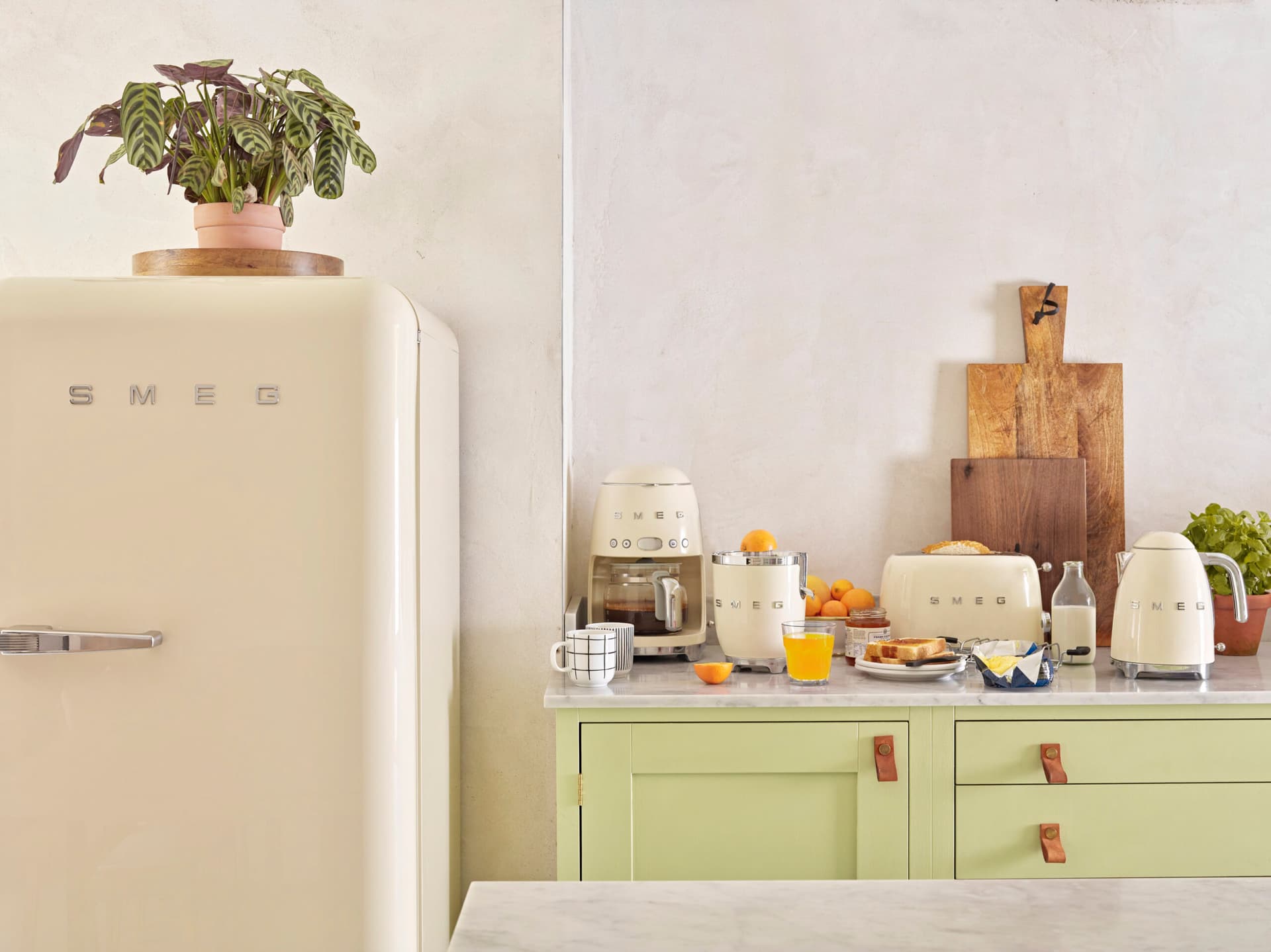 SMEG DCF02CREU filterkoffiemachine crème (afbeelding 2 van 2)