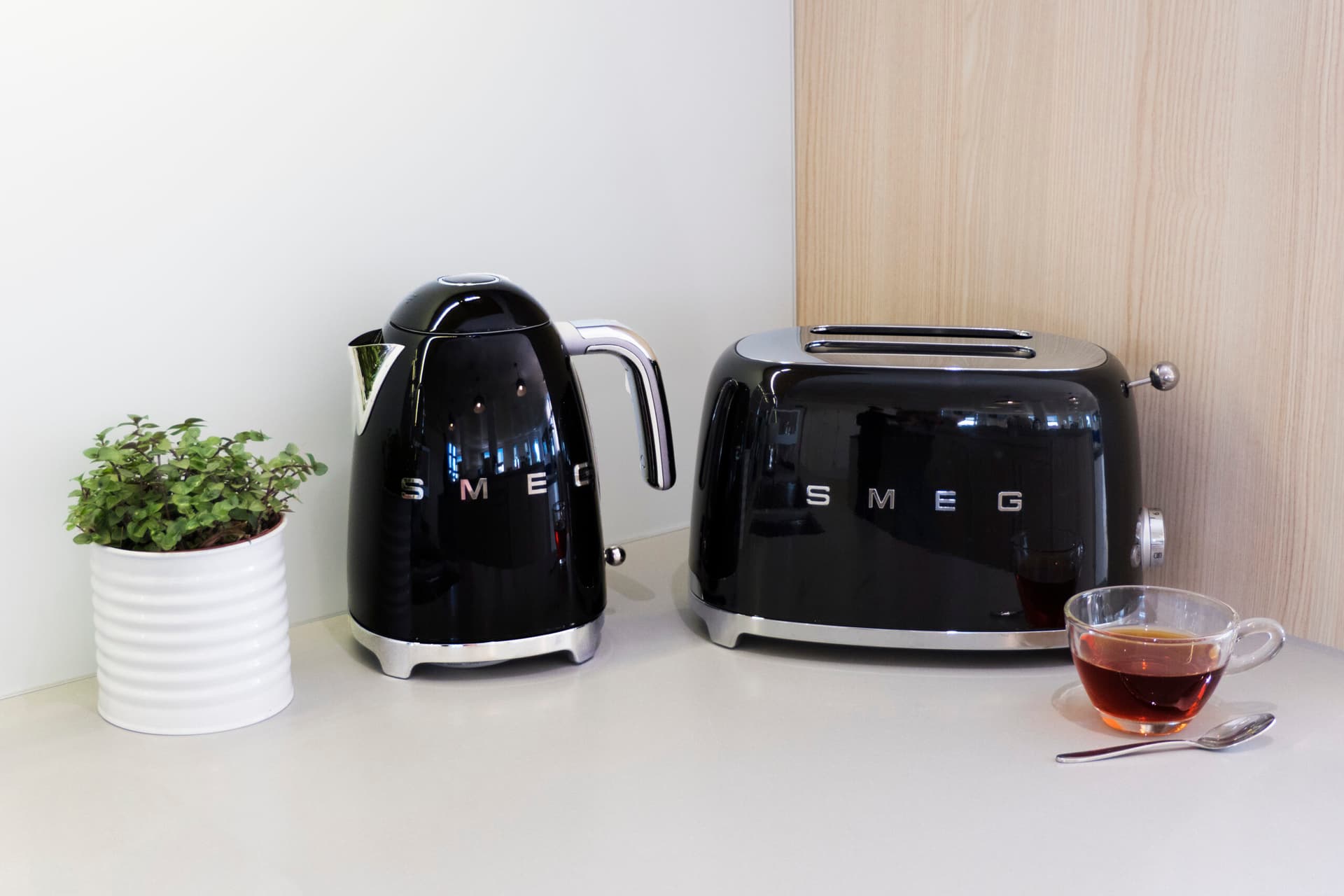 SMEG KLF04BLEU waterkoker zwart (afbeelding 2 van 2)