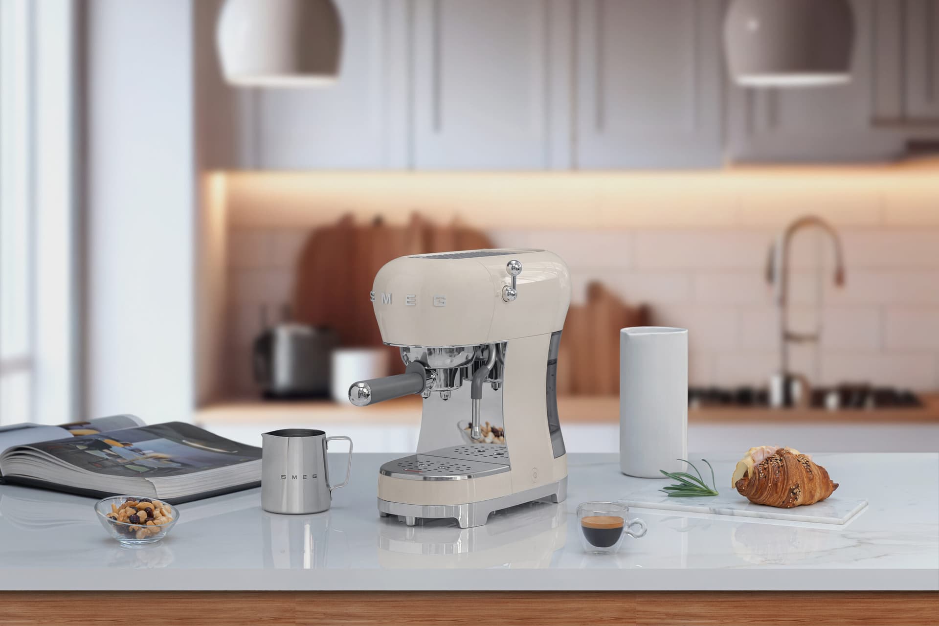 SMEG ECF02CREU espressomachine crème (afbeelding 2 van 3)
