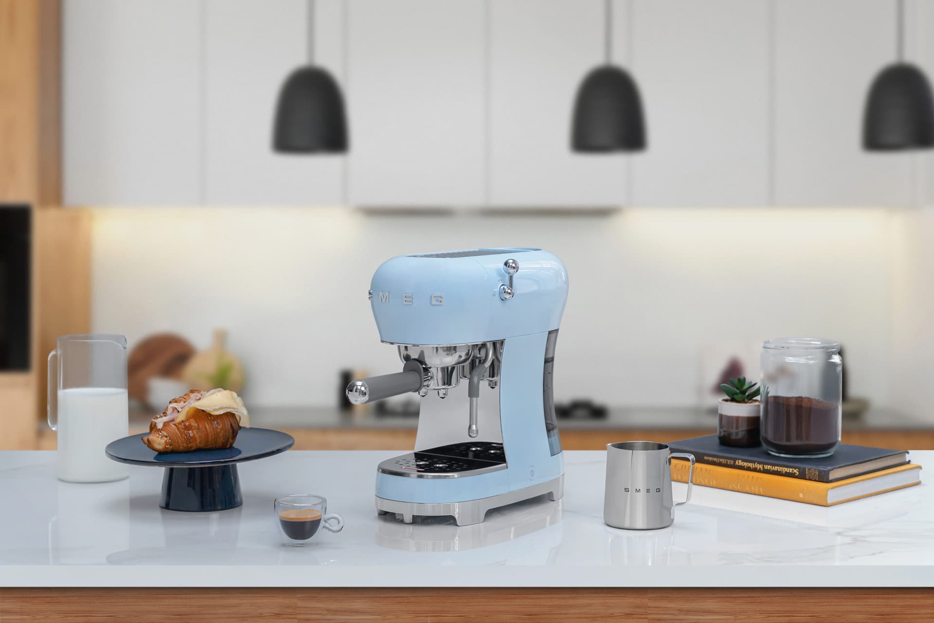 SMEG ECF02PBEU espressomachine pastelblauw (afbeelding 2 van 3)