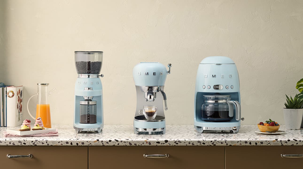 SMEG ECF02PBEU espressomachine pastelblauw (afbeelding 3 van 3)