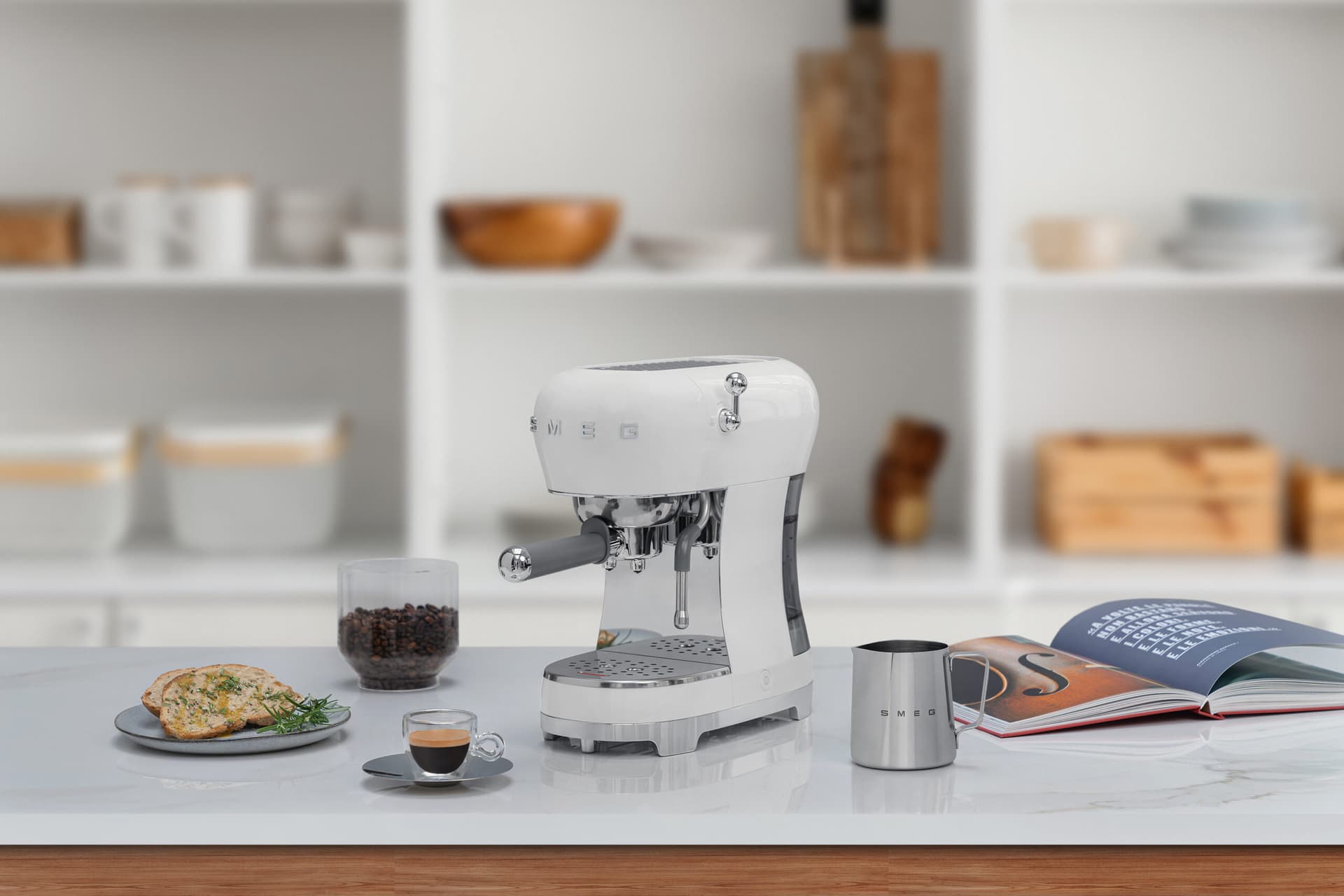 SMEG ECF02WHEU espressomachine wit (afbeelding 2 van 3)