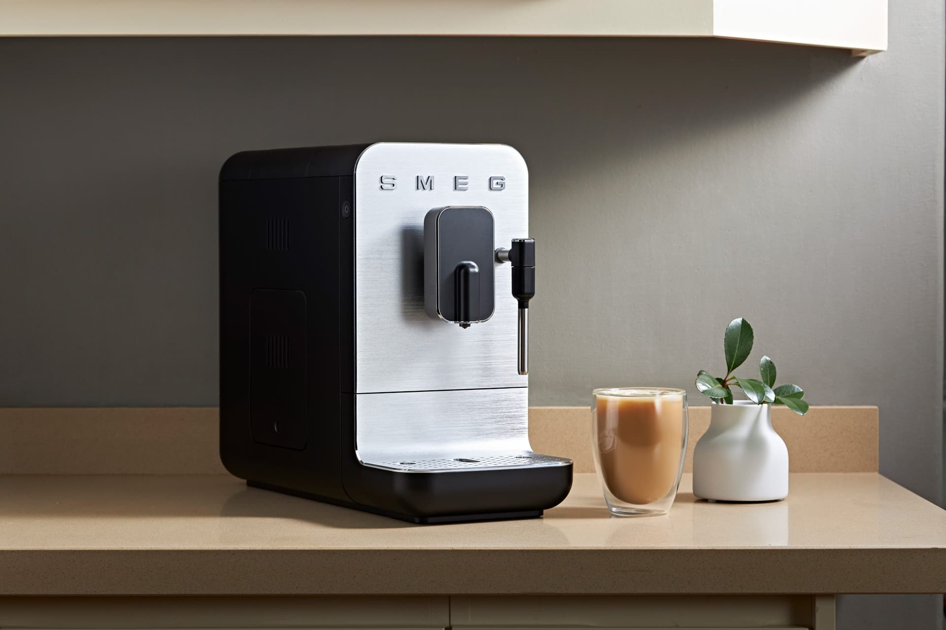 SMEG BCC12BLMEU koffiemachine mat zwart (afbeelding 2 van 2)