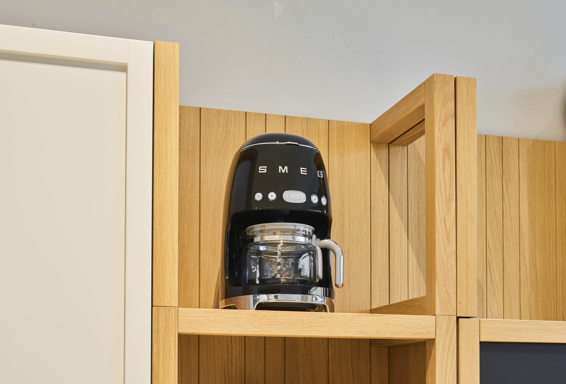 SMEG DCF02BLMEU filterkoffiemachine mat zwart (afbeelding 2 van 2)