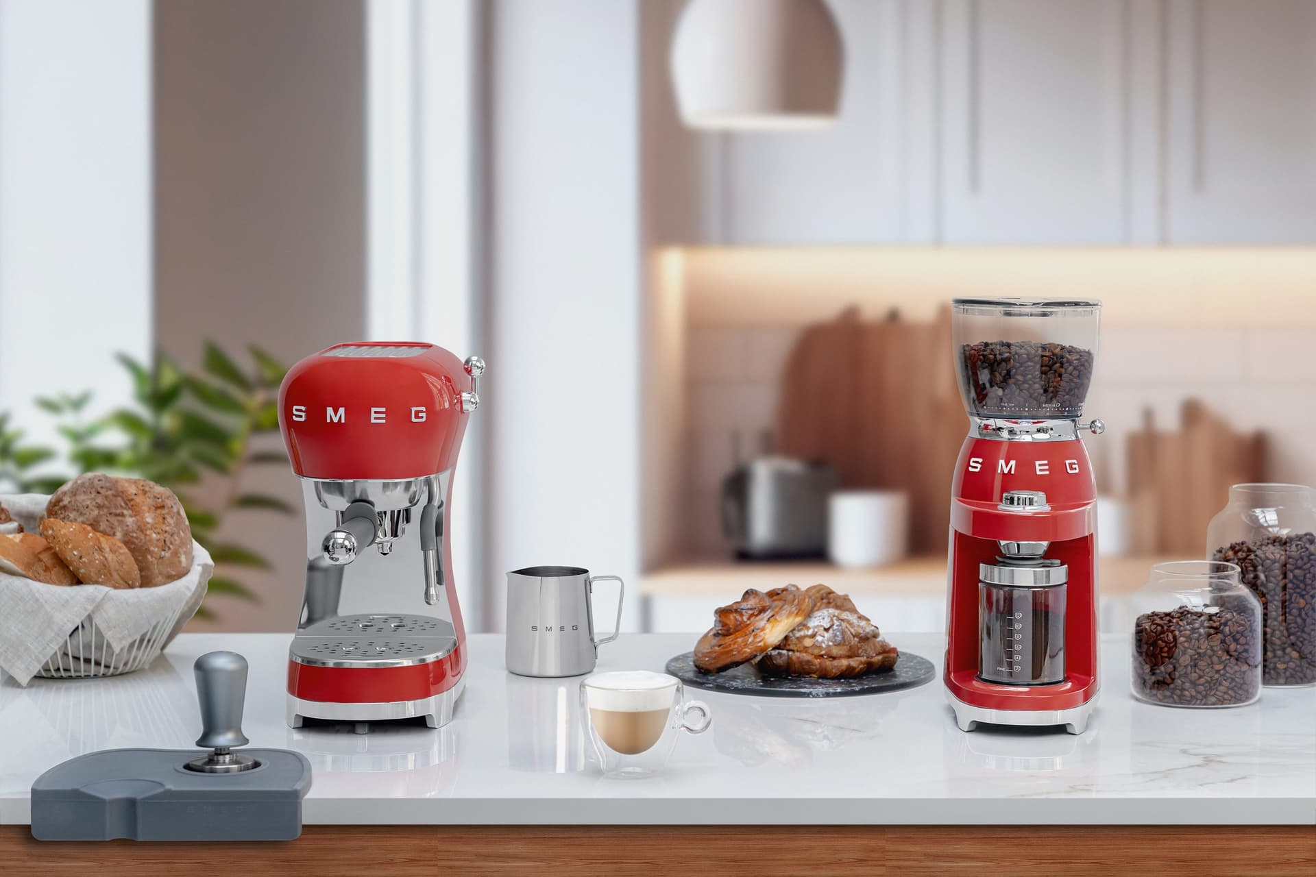 SMEG ECF02RDEU espressomachine rood (afbeelding 2 van 2)