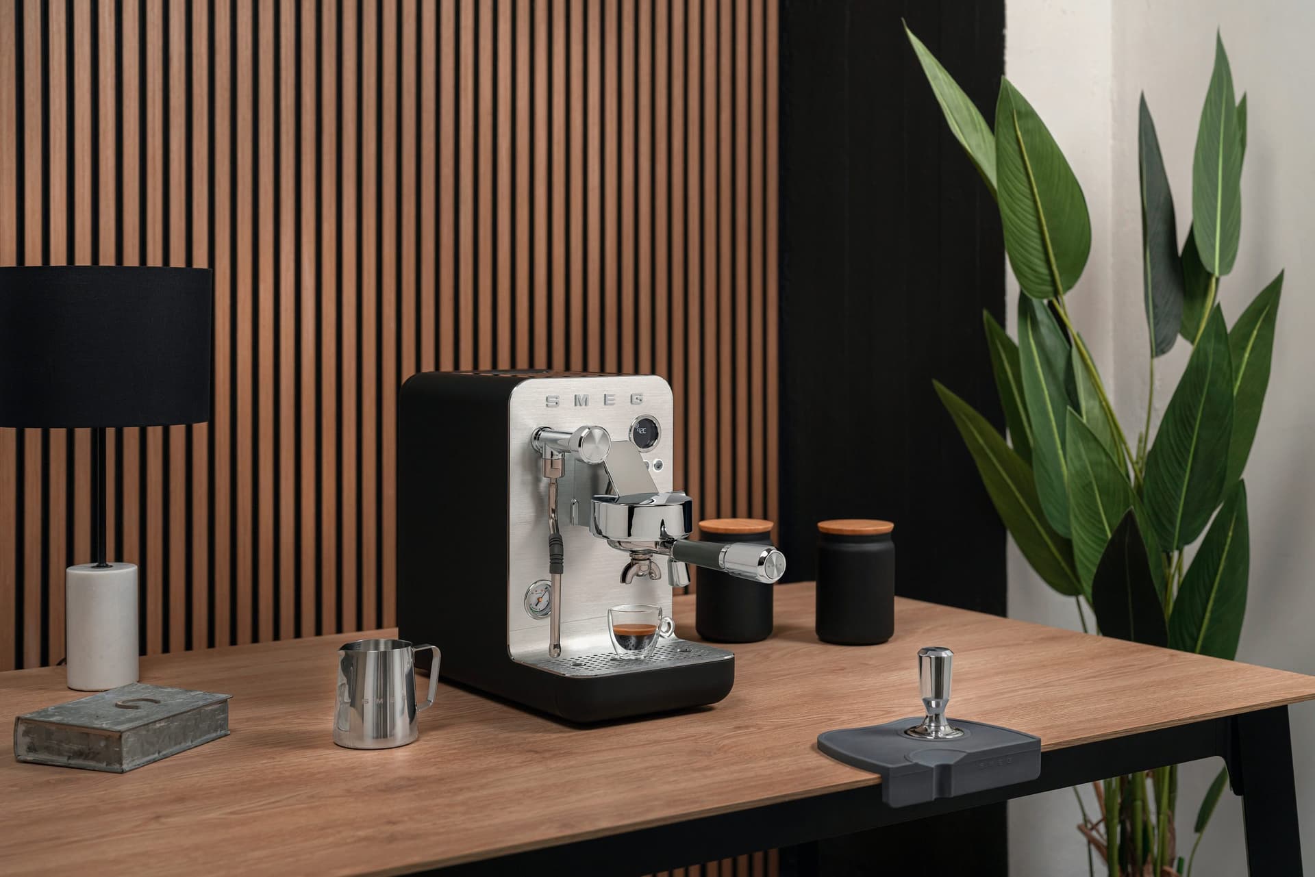 SMEG EMC02BLMEU Handmatige espressomachine mat zwart (afbeelding 2 van 2)