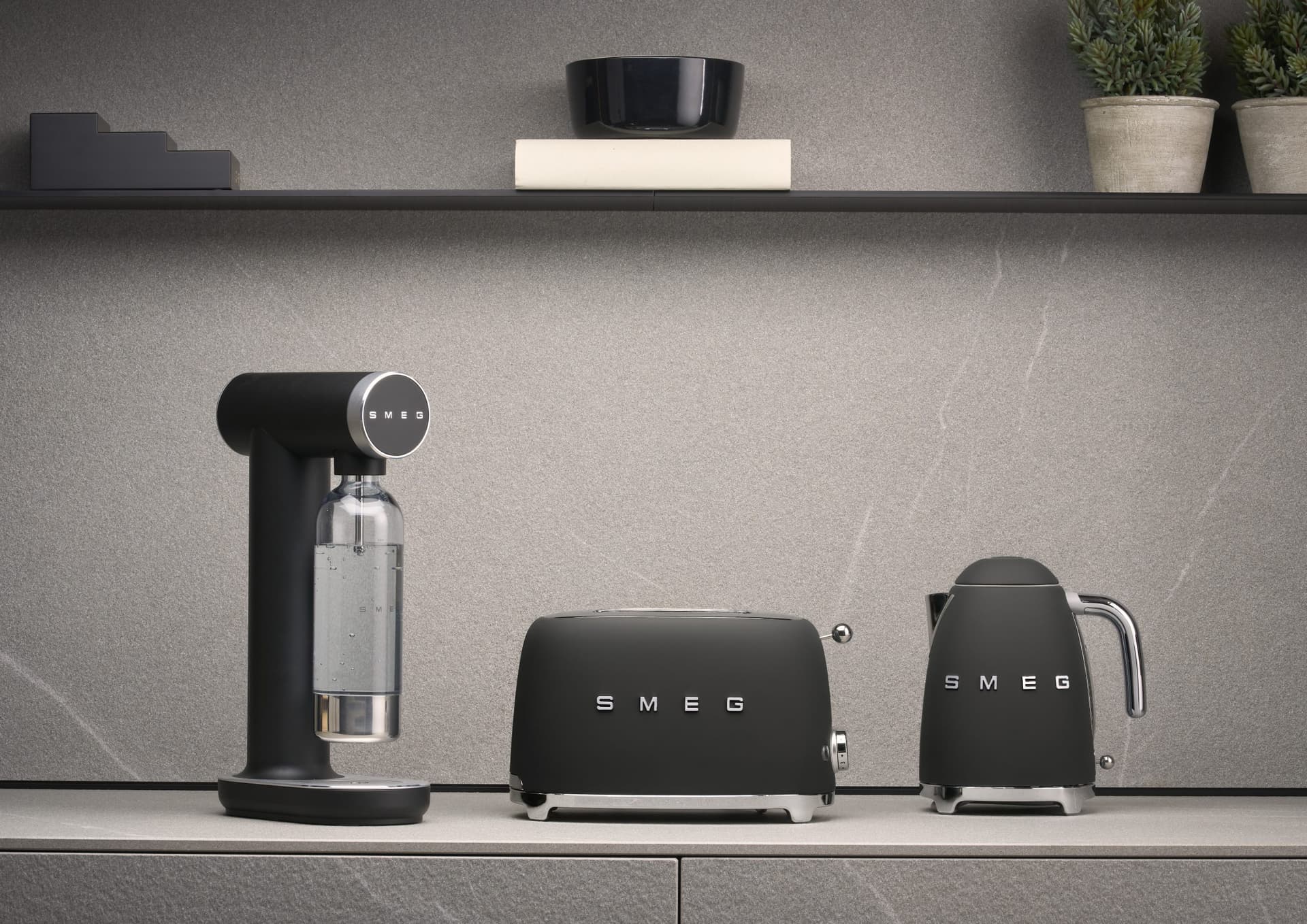SMEG SKC01BLM Sodamaker matzwart, Mat zwart (afbeelding 3 van 4)
