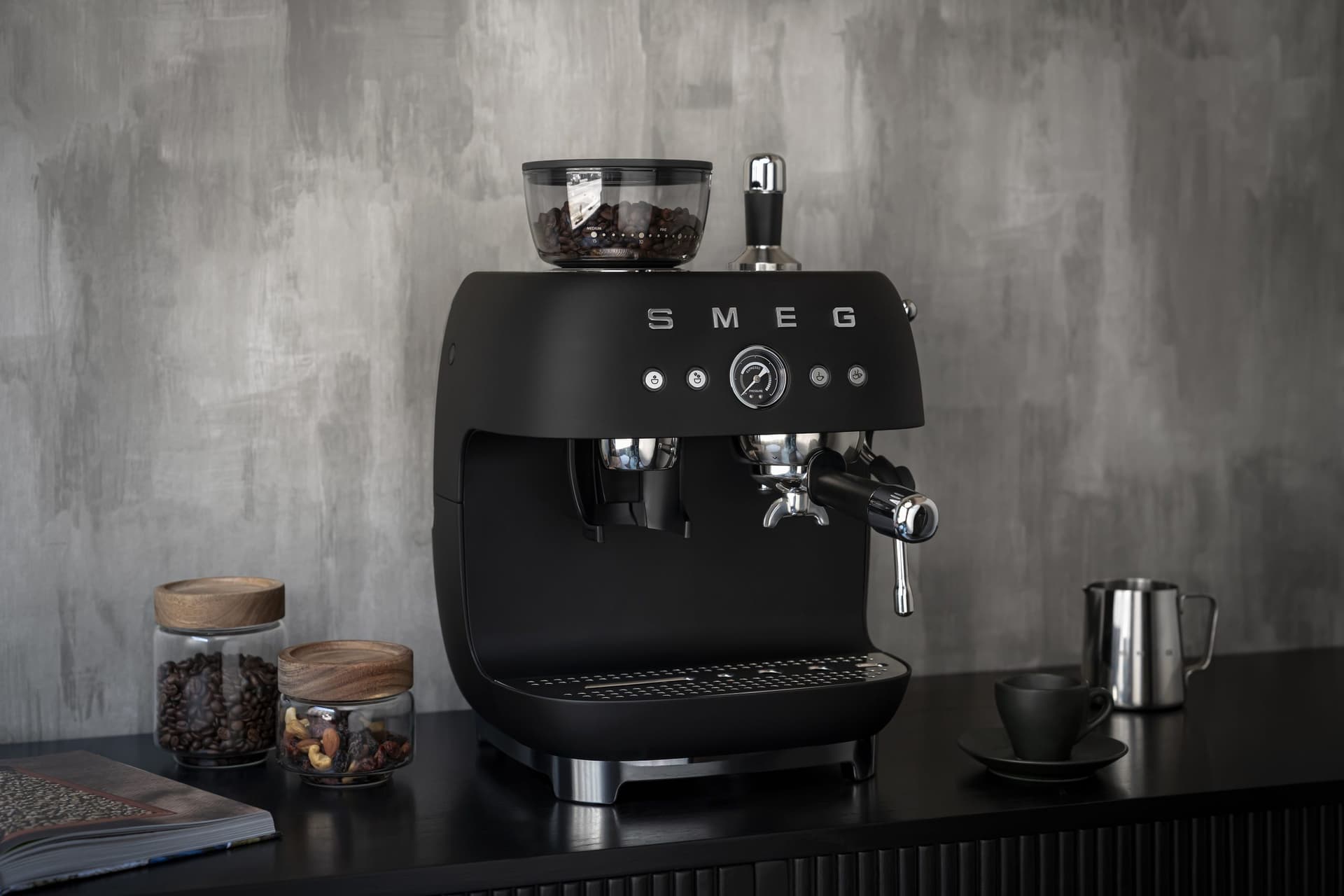 SMEG EGF03BLMEU espressomachine matzwart, Mat zwart (afbeelding 2 van 3)