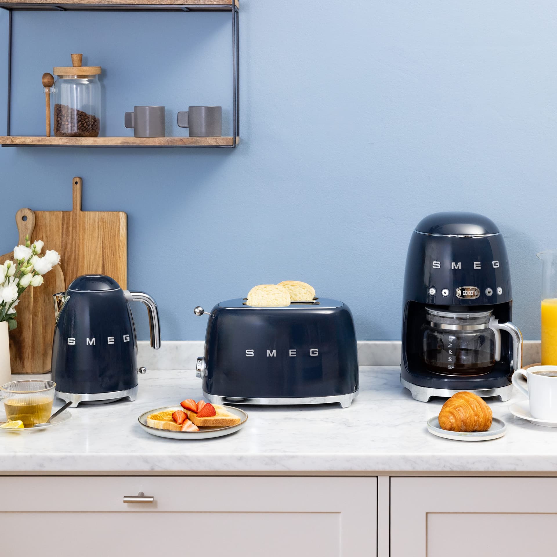 SMEG DCF02NBEU filterkoffiemachine navy blue (afbeelding 2 van 2)