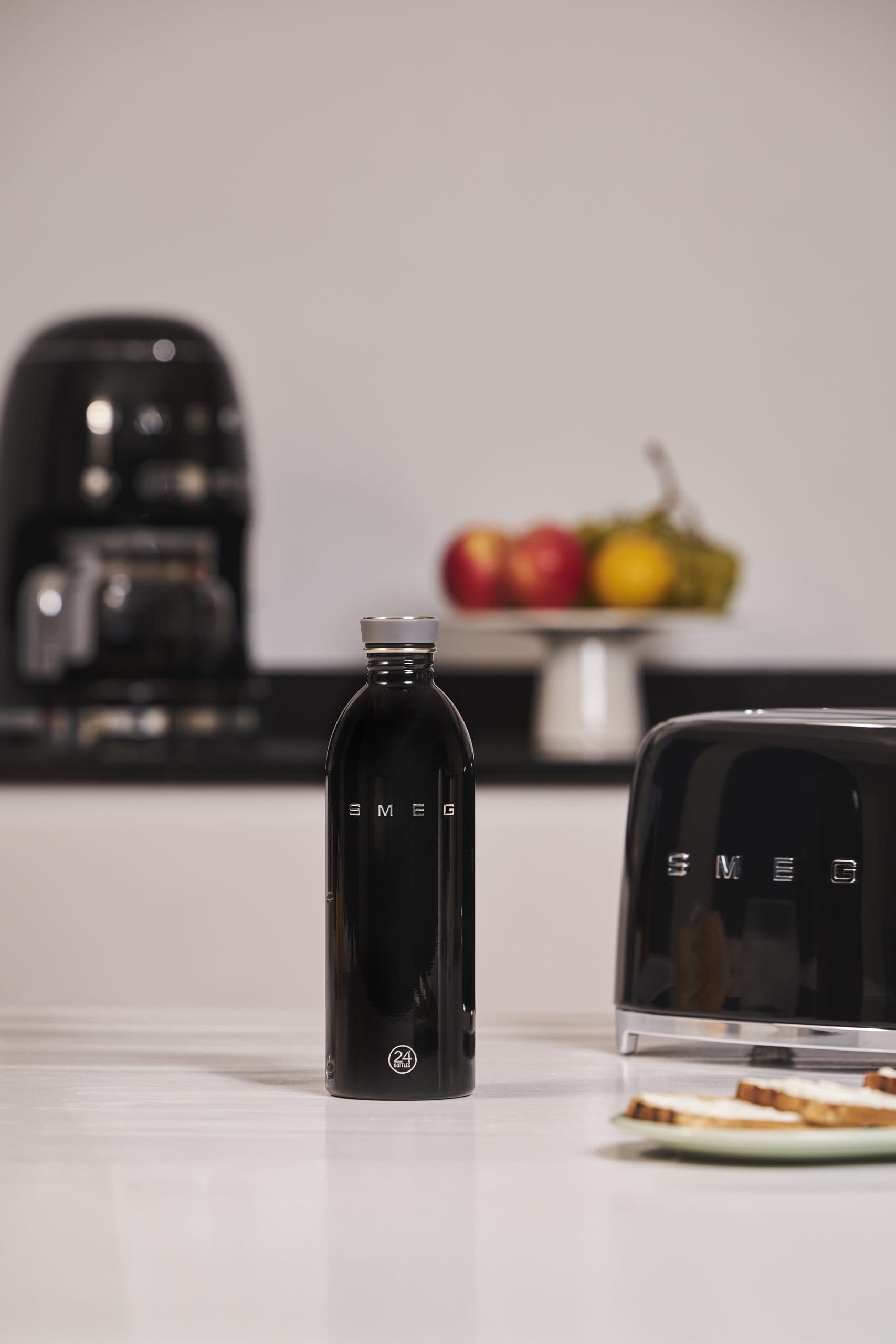 SMEG WBF02BL drinkfles zwart 1L (afbeelding 2 van 3)