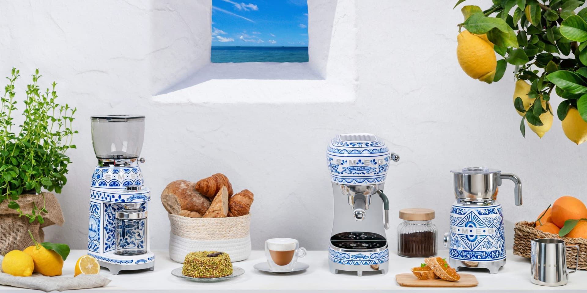 SMEG ECF02DGBEU espressomachine D&G Blu Mediterraneo, Dolce & Gabbana (afbeelding 2 van 2)