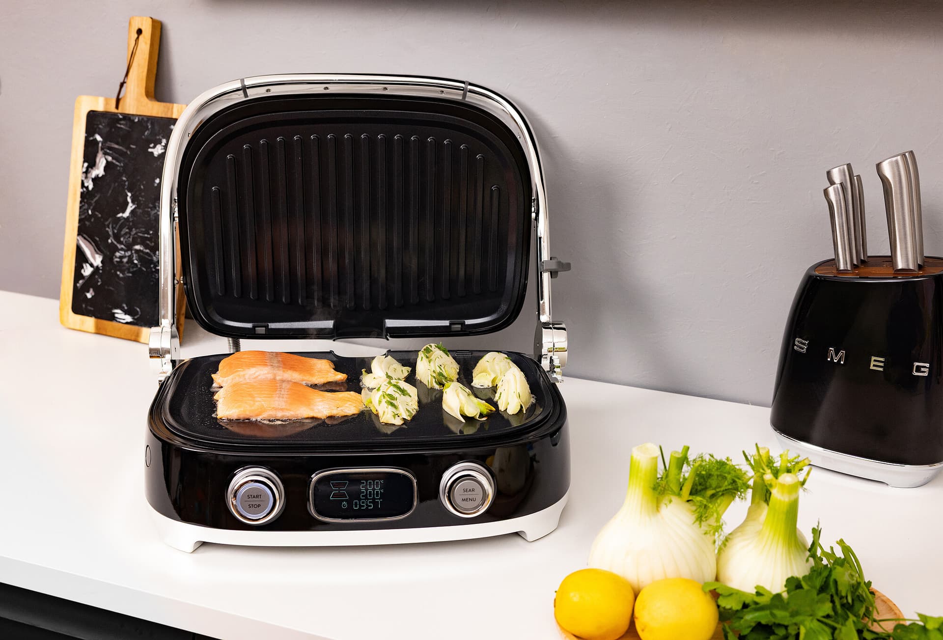 SMEG MGF01BLEU Multiuse Grill zwart (afbeelding 3 van 3)