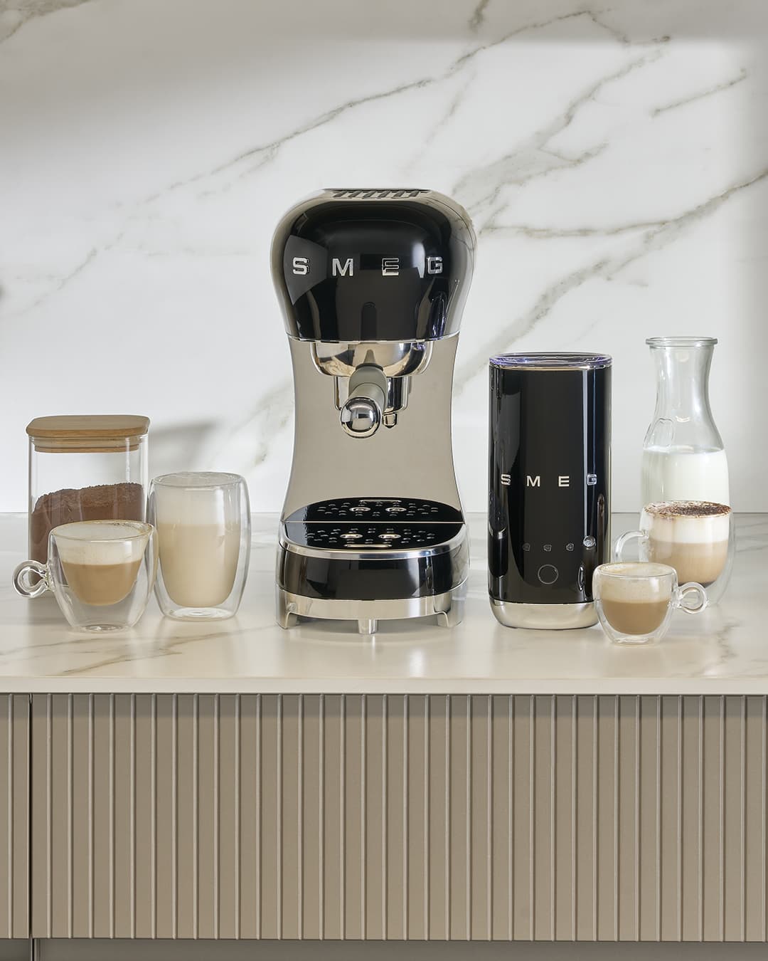 SMEG ECF12BLEU espressomachine en melkschuimer zwart (afbeelding 2 van 2)