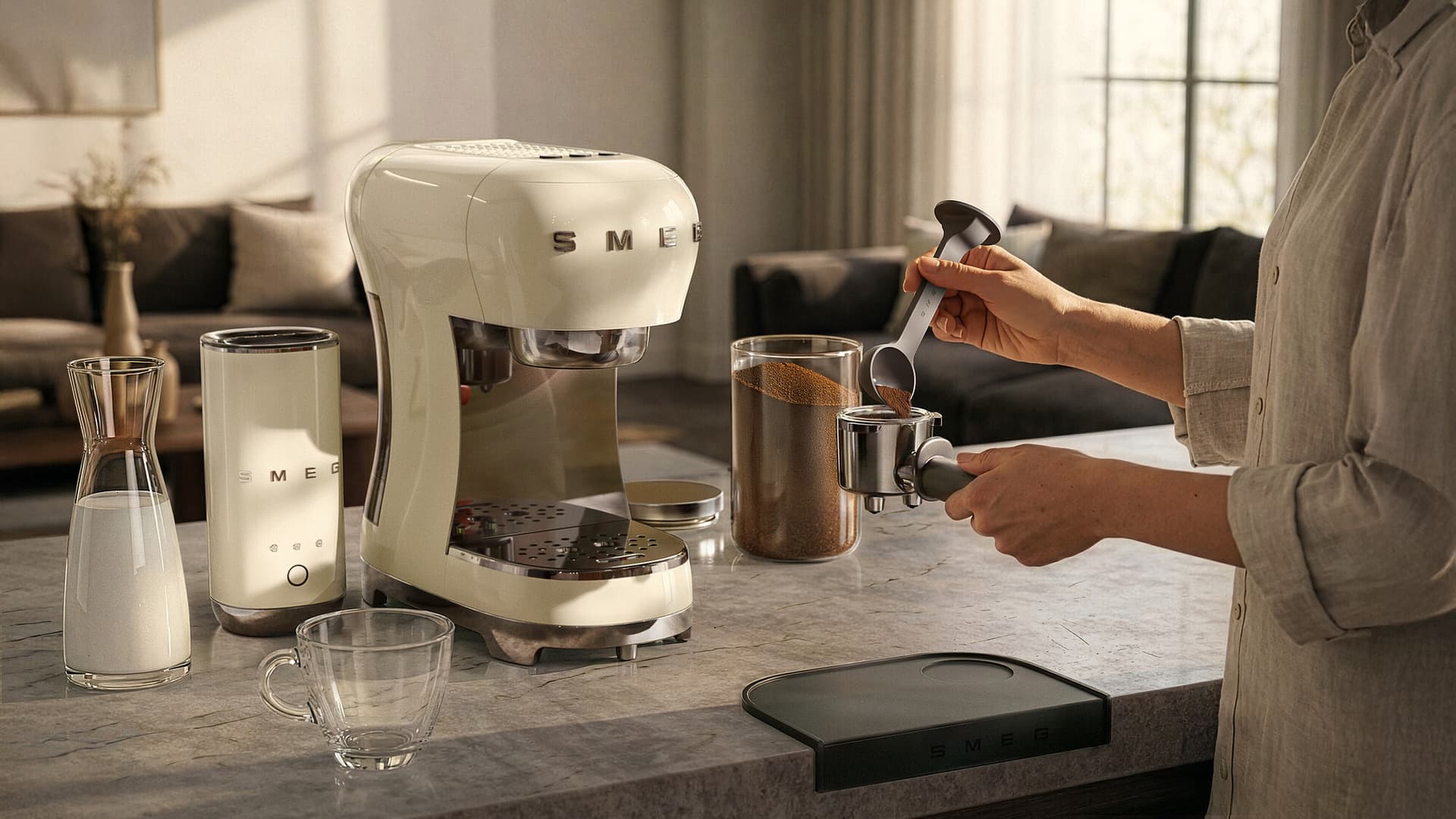 SMEG ECF12CREU espressomachine en melkschuimer creme (afbeelding 2 van 2)