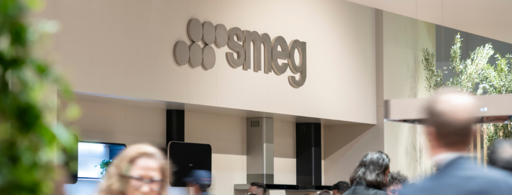 Showroom van SMEG Store Amsterdam met opgestelde keukenapparatuur